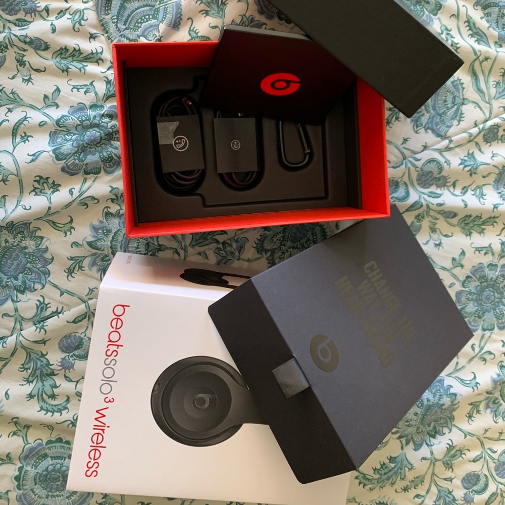 NWOT- BEATS SOLO3 WIRELESS (in MATTE BLACK)